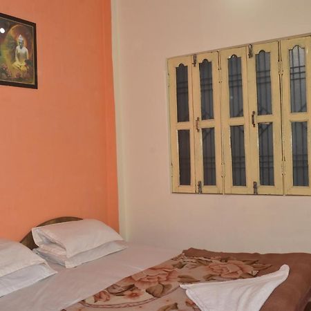 Hotel Om Rest House à Bénarès Extérieur photo