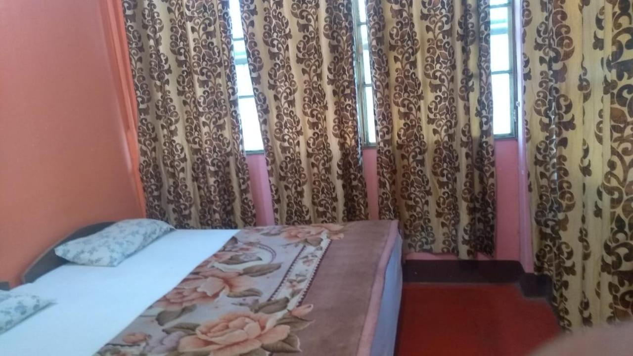 Hotel Om Rest House à Bénarès Extérieur photo