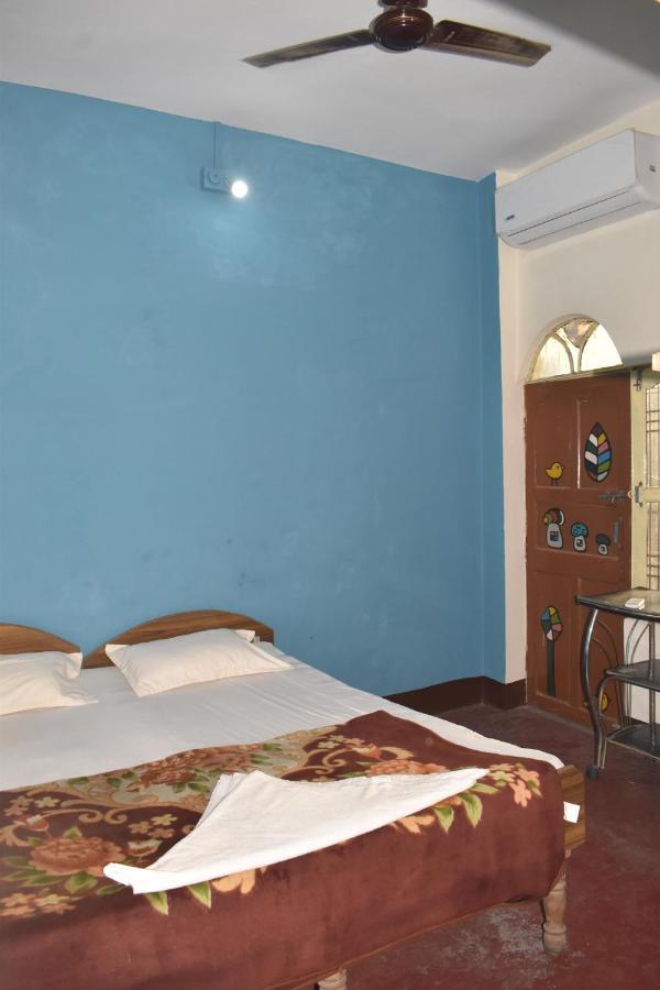 Hotel Om Rest House à Bénarès Extérieur photo